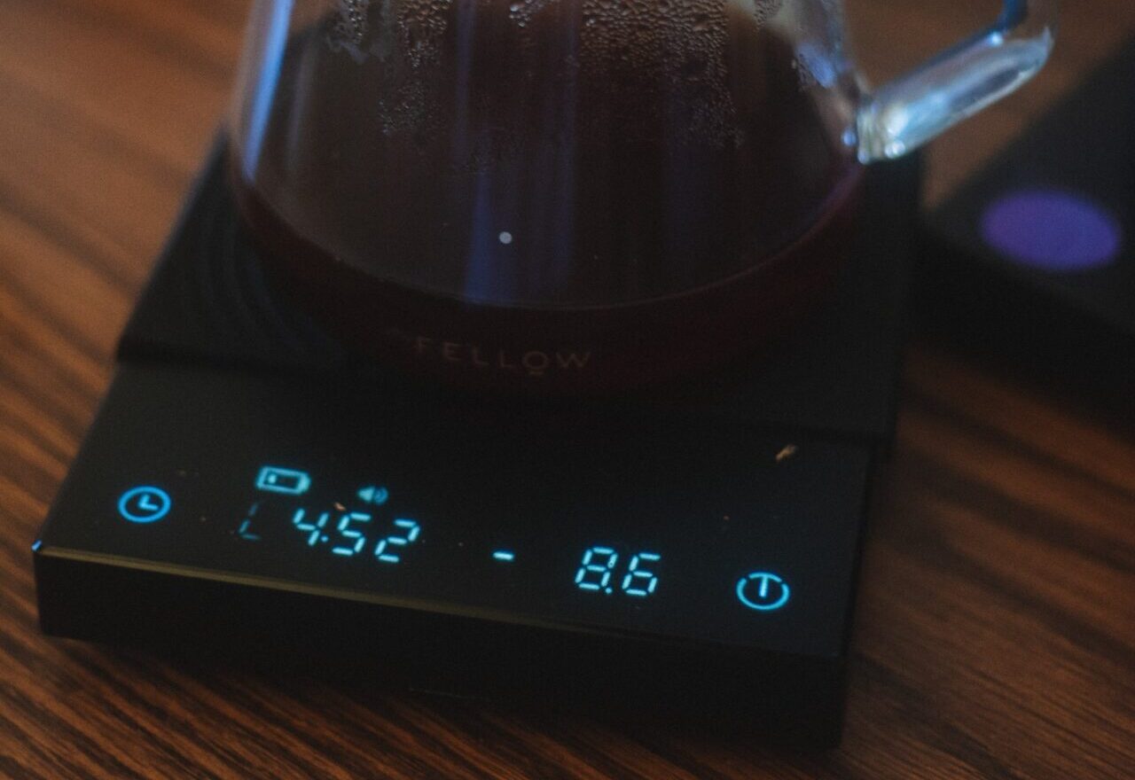 Por qué usar una báscula con cronómetro al preparar Café? 
